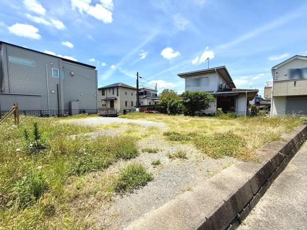 開放感のある空き地で日当たりの良い環境です。