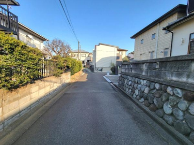 住宅街の落ち着いた道路が広がっています。周囲には塀や植栽が整えられ静かな雰囲気を感じられます。通り沿いの住宅も手入れが行き届いています。陽当たりも良好です。