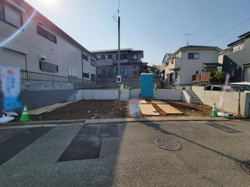 住宅地の落ち着いた雰囲気に調和した外観です。前面道路が広めで車の出し入れが便利です。整形地で建築プランも考えやすそうです。周囲に住宅が並び安心感が感じられます。