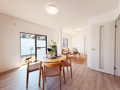 大きな窓から自然光がたっぷり差し込みリビング全体が明るく感じられます。シンプルな内装と木目調の床が落ち着いた空間を演出しています。家具の配置がしやすい広さがありゆとりを持って使える点も魅力です。