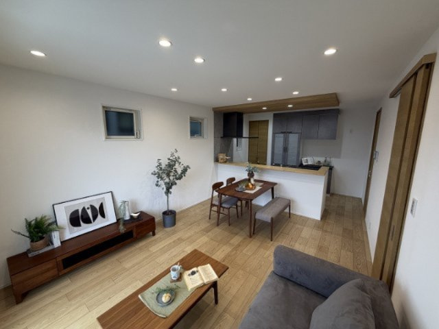 温かみのある木目調のフローリングにダークトーンのカップボードを組み合わせ、空間をグッと引き締めます。