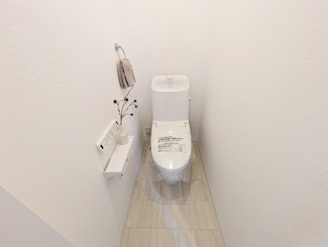 シンプルで使いやすい暖房・温水シャワー洗浄機能付きトイレは標準装備です！