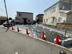 前面道路が広く車の出し入れがしやすい現地写真です。敷地は整備されており隣接する住宅街の雰囲気も確認できます。見通しの良い道路で落ち着いた印象の街並みが広がっています。周囲の環境を確かめやすい一枚です。
