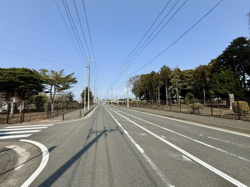 近隣環境写真です。広々とした道路が印象的なエリアです。視界が開けており落ち着いた雰囲気が感じられます。周辺には緑が多く日当たりも良好です。歩道も整備されており快適な環境が整っています。