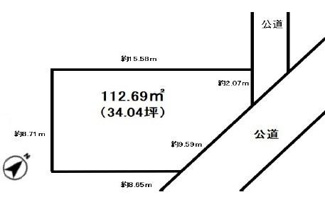二方向の公道に面していてアクセスがしやすい土地です。敷地は約34.04坪とゆとりのある広さが確保されています。間口も広く様々なプランに対応しやすい点も魅力的です。