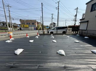 現地土地写真は陽当たりの良さが感じられる開放的な空間です。整備された地面が見やすく道路に面しているためアクセスしやすい立地です。周囲の建物やフェンスも確認しやすい環境が整っています。