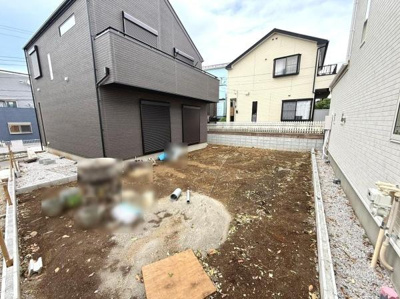広々としたスペースのある庭です。建物とのバランスが良く使い勝手の良い形状が特徴です。お好みに合わせたレイアウトがしやすいのも魅力です。敷地全体に余裕が感じられます。暮らしにゆとりをプラスする庭です。