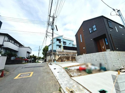 前面道路が広く車の出し入れがしやすい環境です。周囲に新しい住宅が並び整った街並みが印象的です。視界を遮る高い建物が少なく明るさも感じられます。静かな住宅地ならではの落ち着いた雰囲気です。