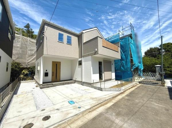 シンプルで洗練された外観が印象的な住宅です。前面道路が広く車の出し入れもスムーズです。日当たりの良い立地で敷地全体が開放感に包まれています。門扉やフェンスもスタイリッシュな印象を与えます。