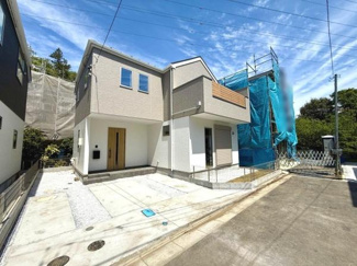シンプルで洗練された外観が印象的な住宅です。前面道路が広く車の出し入れもスムーズです。日当たりの良い立地で敷地全体が開放感に包まれています。門扉やフェンスもスタイリッシュな印象を与えます。