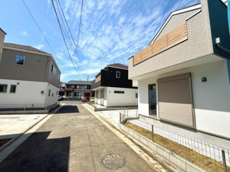 明るい日差しが差し込む前面道路が印象的です。道幅が確保されているため車の出し入れもスムーズです。周辺は新しい住宅が立ち並び統一感のある街並みを感じられます。ゆったりとした敷地で開放感があります。