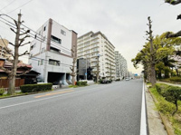前面道路は見通しが良く広々とした印象です。周辺には高層マンションやビルが立ち並び開放感があります。道路沿いには歩道も整備されています。緑も感じられる環境です。都市的な景観が特徴です。