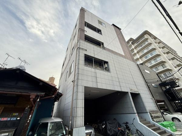 落ち着いた雰囲気の外観が特徴の建物です。シンプルなデザインで周囲の建物とも調和しています。建物内には駐輪スペースも設けられています。アクセスしやすく利便性を感じられます。