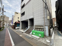 建物の外観はシンプルで落ち着いた印象です。前面道路は歩道と車道が分かれており安全面に配慮されています。ゴミ置き場やメーター類が整然と配置されていて管理状況もうかがえます。