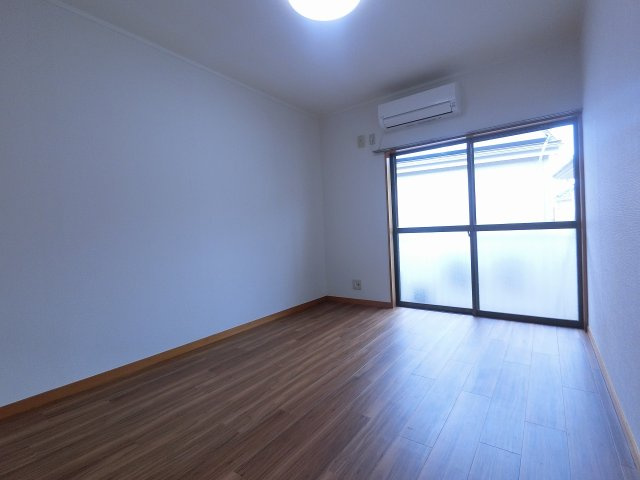 大きな窓があり、日当たりや風通しが良いです。