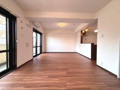 エントランスはすっきりとしたデザインで清潔感があります。ガラス扉が採用されており明るい印象です。郵便受けが多数設置されているため各部屋ごとに利用しやすい仕様です。管理室も見える位置に配置されています。