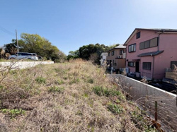 開放感のある空が広がる立地です。住宅地に隣接しており周囲には緑も感じられます。敷地の広さを活かしたアレンジが可能です。道路からのアクセスも良好な環境です。明るい日差しが差し込む場所です。