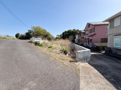 幅のある前面道路が広がり開放的な雰囲気が魅力です。陽当たりも良好で周辺は落ち着いた住宅街となっています。現地は静かな環境に位置し車の出入りも安心です。敷地の様子が分かりやすい写真となっています。