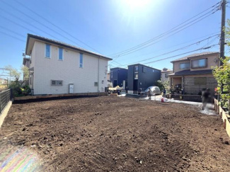 日当たりの良い現地土地写真です。周辺には住宅が整然と並び落ち着いた雰囲気が感じられます。整地された敷地のためさまざまなプランが検討しやすい形状です。道路にも面しておりアクセスも便利です。
