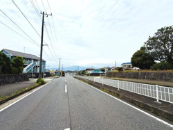 前面道路は幅が広く車の出入りがしやすい印象です。歩道が整備されているため安全面も配慮されています。周囲は落ち着いた雰囲気で開放感が感じられます。道路沿いは見通しも良好です。