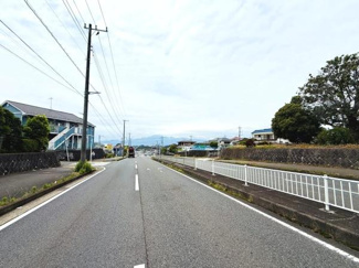 前面道路は幅が広く車の出入りがしやすい印象です。歩道が整備されているため安全面も配慮されています。周囲は落ち着いた雰囲気で開放感が感じられます。道路沿いは見通しも良好です。