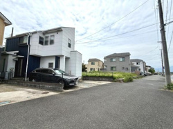 前面道路が広く車の出し入れがしやすい環境です。周辺は整った街並みが広がっています。現地はゆとりのある区画で安心感があります。静かな住宅街に位置し落ち着いた雰囲気が感じられます。