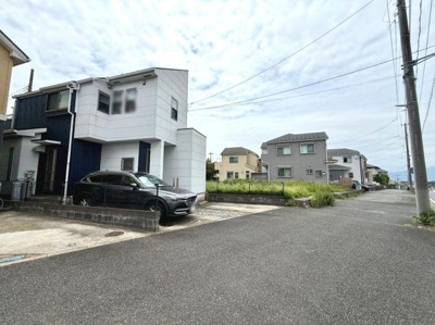 前面道路が広く車の出し入れがしやすい環境です。周辺は整った街並みが広がっています。現地はゆとりのある区画で安心感があります。静かな住宅街に位置し落ち着いた雰囲気が感じられます。