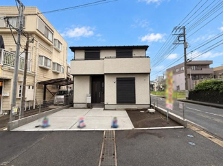 シンプルな外観が印象的な住宅です。前面には広々とした駐車スペースがあり車の出し入れも快適に行えます。周囲には建物が整然と並び道路に面した立地がアクセスに便利です。清潔感のある外壁が特徴的です。