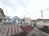 周囲に住宅が立ち並ぶ現地からの眺望です。道幅があり車の通行も確認できます。高い建物が少なく空が広く感じられます。生活利便施設が身近に揃っています。
