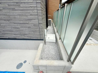 建物とフェンスの間に設けられたスペースに外水栓が設置され便利に使える設計です。グレーの外壁材やフェンスが調和し落ち着いた雰囲気を演出しています。