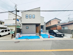 シンプルな外観が印象的な建物です。前面道路は広く車の出入りがしやすい環境です。周囲には戸建てが立ち並び落ち着いた雰囲気が感じられます。駐車スペースも確保されています。