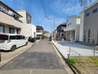 前面道路がしっかり舗装されており車の出し入れがしやすいです。周辺には新しい住宅が並び落ち着いた住環境が感じられます。電柱が整然と配置されており見通しの良い道沿いです。