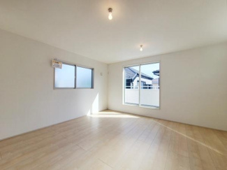 大きな窓からやわらかな光が差し込む明るさが特長のリビングです。シンプルなデザインが様々なインテリアに合わせやすい空間になっています。ナチュラルなフローリングが清潔感を演出しています。