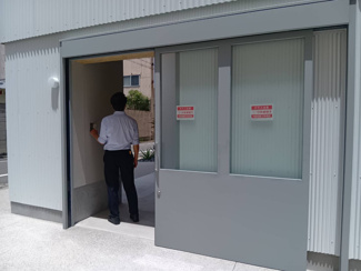 倉庫の横出入口