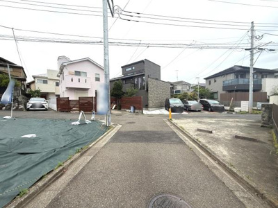 前面道路が整備されており車の出入りもスムーズです。周囲には住宅が建ち並び街並みが整っています。現地の状況が分かりやすく敷地の広さも確認できます。駐車スペースもしっかり確保されています。