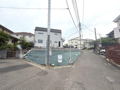 前面道路が広く車の出し入れがしやすい立地です。周囲は閑静な住宅街で落ち着いた環境が魅力です。整形地のためプランニングの幅が広がります。道路からフラットにつながる区画です。