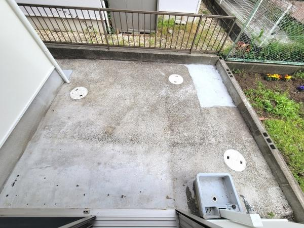 コンクリートで整えられたシンプルな専用庭です。囲いがありプライベート空間を確保できます。水栓設備が設置されており便利に使えます。隣地との仕切りも明確です。ガーデニングスペースも一部ご用意しています。