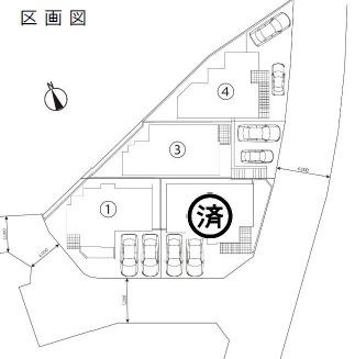 全4区画の区画図で敷地ごとの配置や駐車スペースの様子がよく分かります。ゆとりあるレイアウトが特徴です。分かりやすい方位表示も掲載されています。全体の区画バランスを確認できます。
