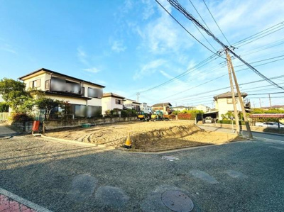 広々とした敷地と開放的な前面道路が特徴です。