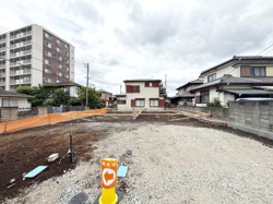 周囲には住宅が立ち並び落ち着いた雰囲気が感じられます。敷地の広さや整った形状が特徴的です。