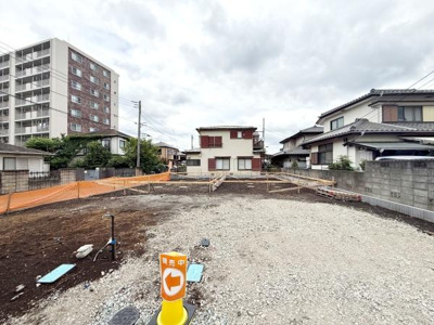 周囲には住宅が立ち並び落ち着いた雰囲気が感じられます。敷地の広さや整った形状が特徴的です。