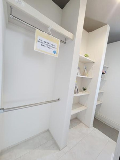 室外の開放感を感じることができるバルコニーです。すっきりとした白を基調としたデザインが印象的です。日当たりも良く明るい空間が広がっています。手すりもシンプルで外の景色も楽しめます。