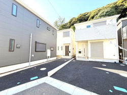 ゆとりのあるLDKに加え各居室にはクローゼットも備わっております。バルコニーやサービスルームなど日々の生活を快適にサポートする設計です。