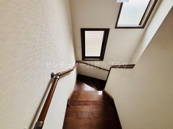 階段部分には大きな窓が2つ設けられており明るい自然光が差し込みます。手すりがしっかりと設置されているので安心して昇り降りが可能です。壁や床もしっかりとした造りとなっています。