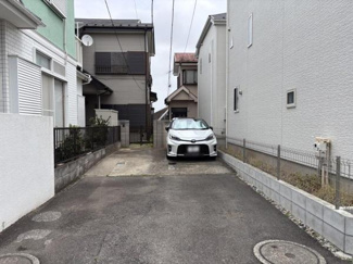 敷地内に専用の駐車場があり車の出し入れもスムーズに行えます。周囲にフェンスが設置されており安心感があります。道路からのアクセスも良好で毎日の利用にも便利です。屋外で開放的なスペースが確保されています。