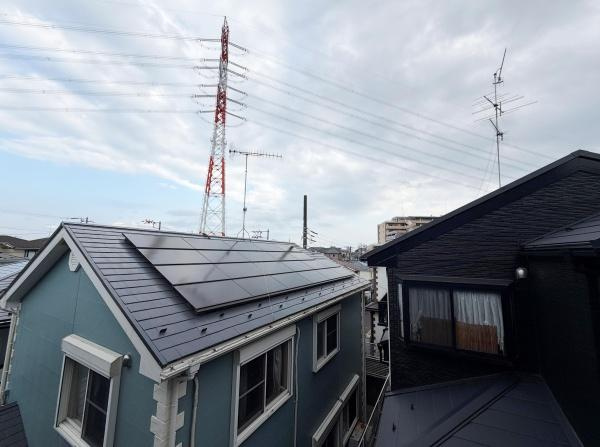 屋根の上から周囲の住宅や電線遠くの建物まで見渡せる現地からの眺望です。遮るものが少なく広がりを感じる景色となっています。天候や季節によって様々な表情を楽しむことができます。