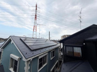 屋根の上から周囲の住宅や電線遠くの建物まで見渡せる現地からの眺望です。遮るものが少なく広がりを感じる景色となっています。天候や季節によって様々な表情を楽しむことができます。