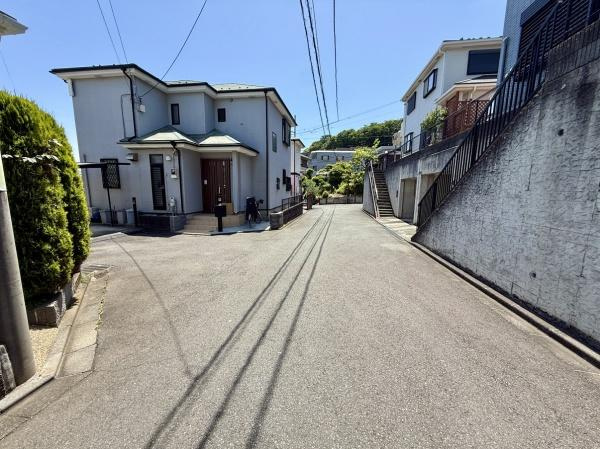 前面道路は広々としており車両の通行や駐車がスムーズに行えます。周辺は静かな住宅街で落ち着いた環境です。日当たりも良好で明るい雰囲気が特徴です。