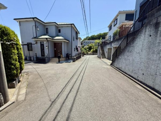前面道路は広々としており車両の通行や駐車がスムーズに行えます。周辺は静かな住宅街で落ち着いた環境です。日当たりも良好で明るい雰囲気が特徴です。