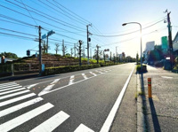 前面道路が広く歩道も整備されており見通しの良い環境です。電柱や標識が整然と配置され安心感があります。陽当たりも確保されておりすっきりとした印象の現地です。信号や横断歩道も近く交通利便性が感じられます。